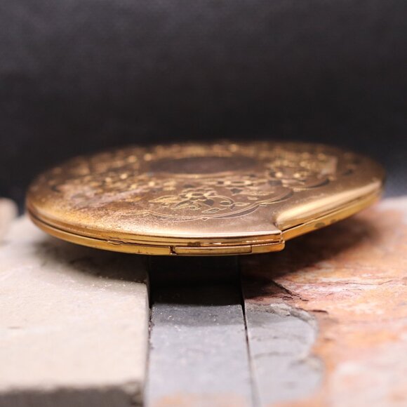 Vintage Elgin American Heart-Shaped Powder Compact – Gold-Tone Etched Design - Picture 8 of 11